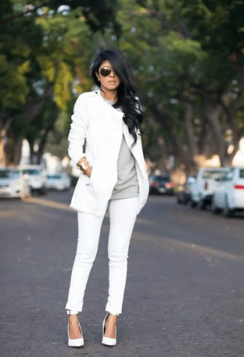 Look com sapato branco.