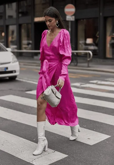 Look com bota branca.