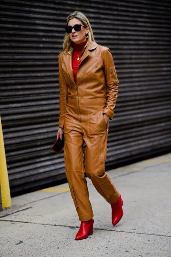 Como usar bota vermelha com look caramelo.