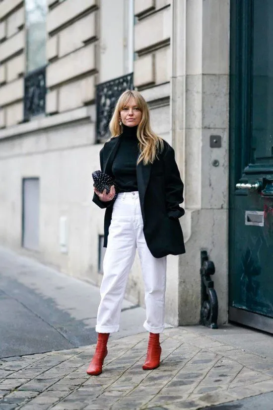 Look branco e preto com bota vermelha .