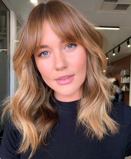Franja cortininha ou franja Bardot.