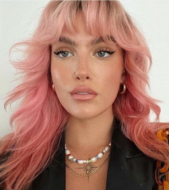 Franja cortininha ou Franja Bardot com cabelo rosa.