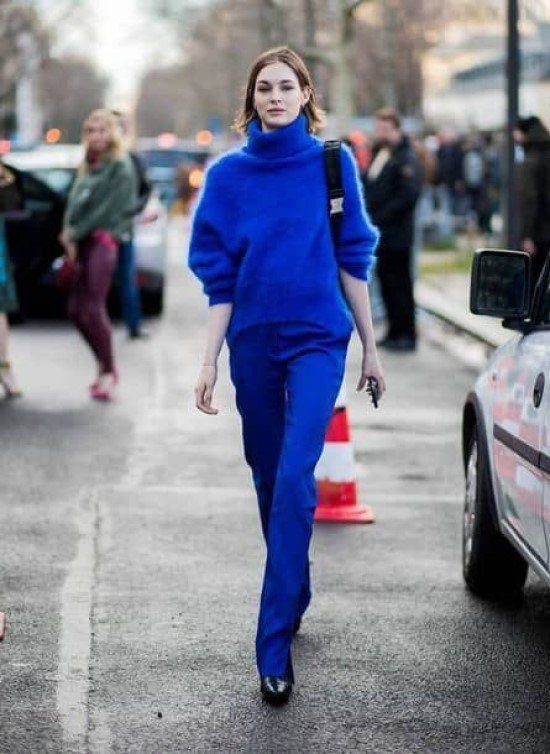 Look monocromático de azul klein.