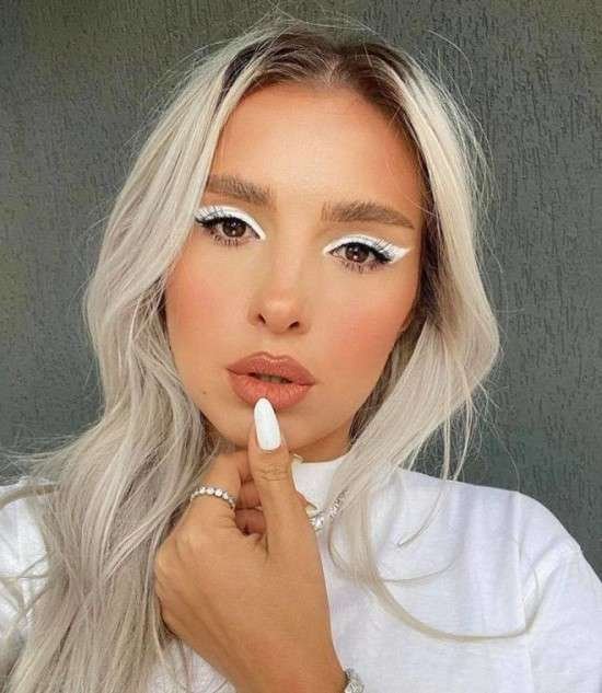 Make com delineador branco.