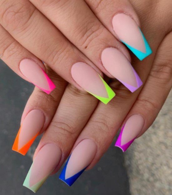 Unhas coloridas.