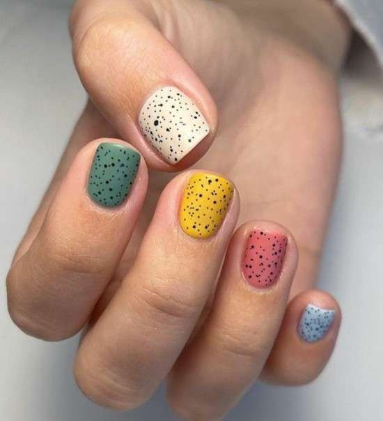 Unhas coloridas.
