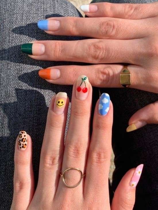 Unha em cores com desenhos diversos.
