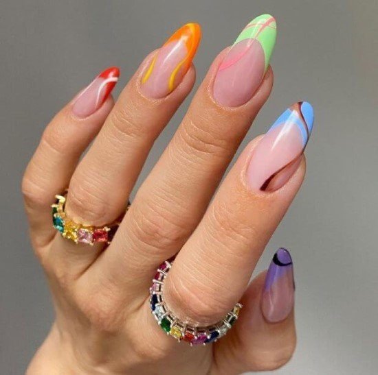 Unhas coloridas.