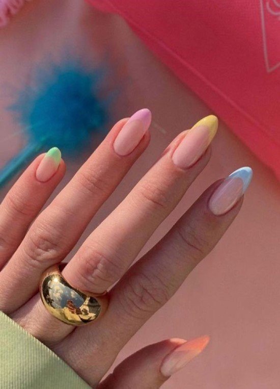 Unhas coloridas.