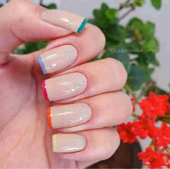 Unhas coloridas inglesinhas.