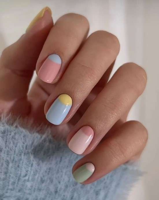 Unhas coloridas.