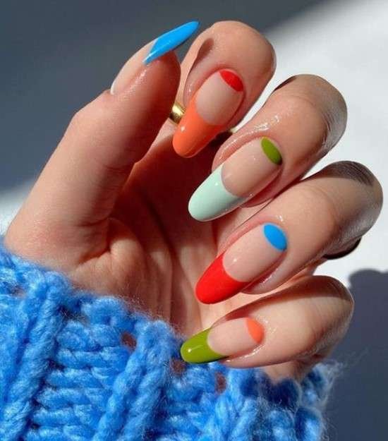 Unhas coloridas.
