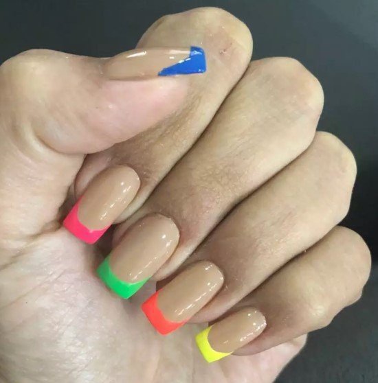 Unhas coloridas.