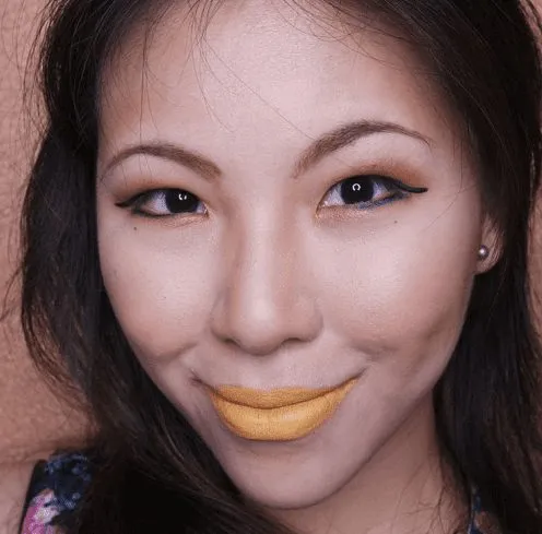 Batom amarelo.