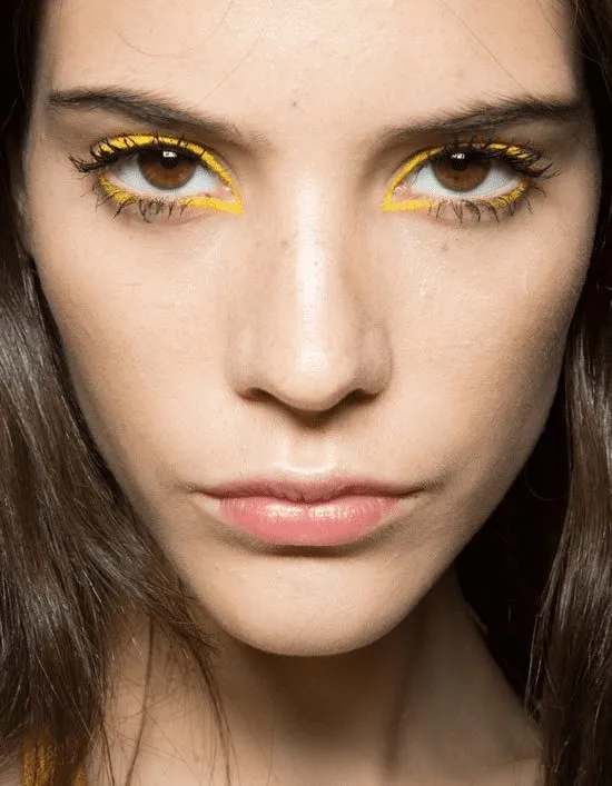 Makeup em amarelo.