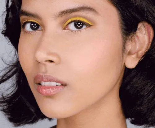 Cut crease em amarelo.