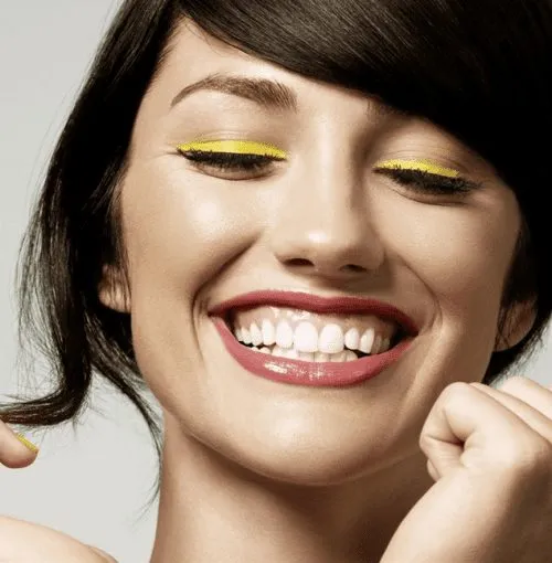 Maquiagem com delineador amarelo.