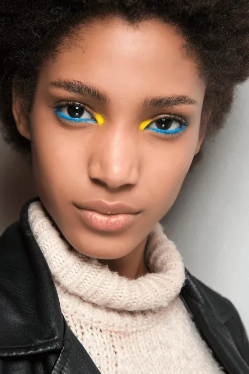 Maquiagem amarela com azul.
