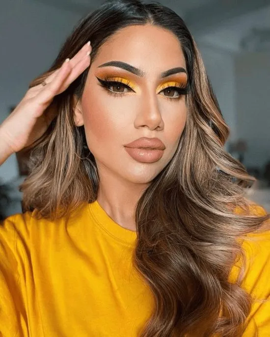Maquiagem com sombra amarela e laranja.