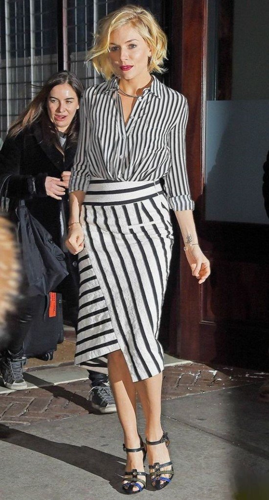 Looks com mistura de listras.