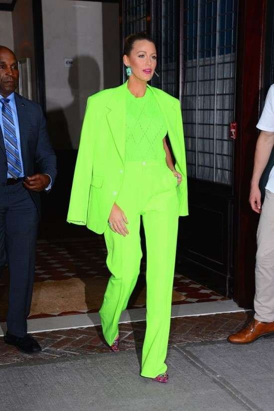Neon look corporativo.