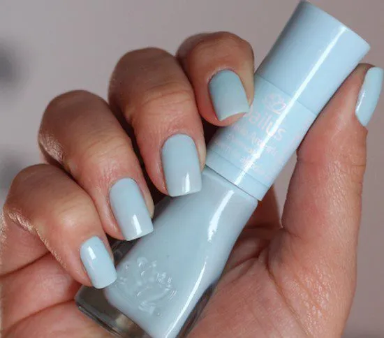 Esmalte azul claro.