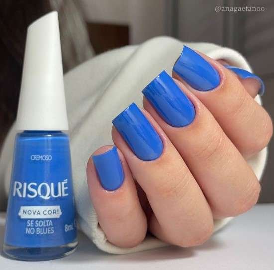 Esmalte azul Se Solta no Blues da Risqué lançamento de 2024.