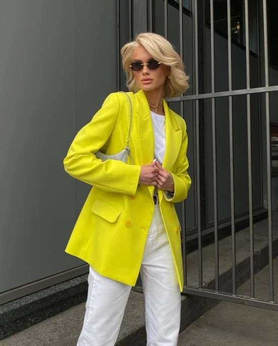 Look com blazer neon.