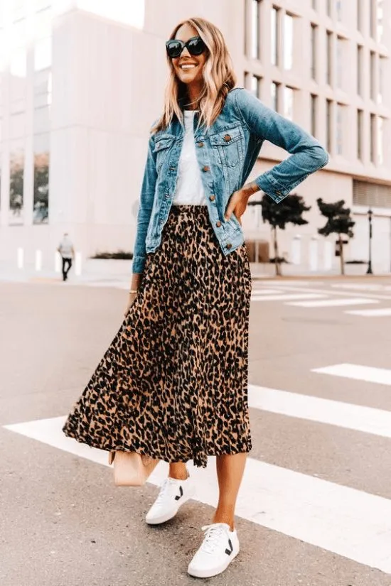 Look com estampa de onça.