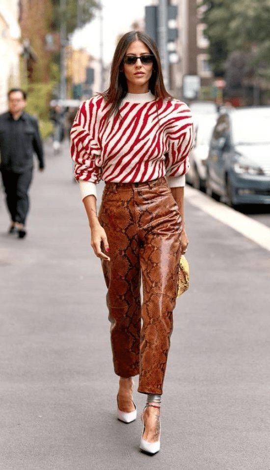 Look com calça estampa de cobra.