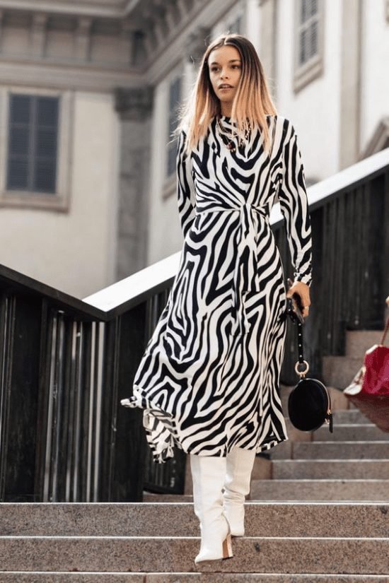 Look com vestido de zebra.