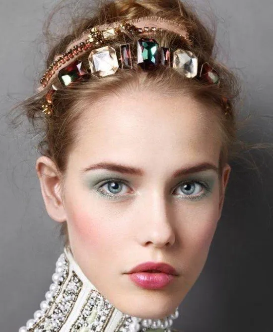 Look com tiara de pedras.