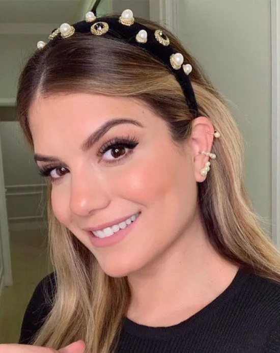 Como usar tiara de pérolas no cabelo.