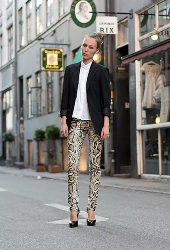 Look com animal print: calça de cobra.