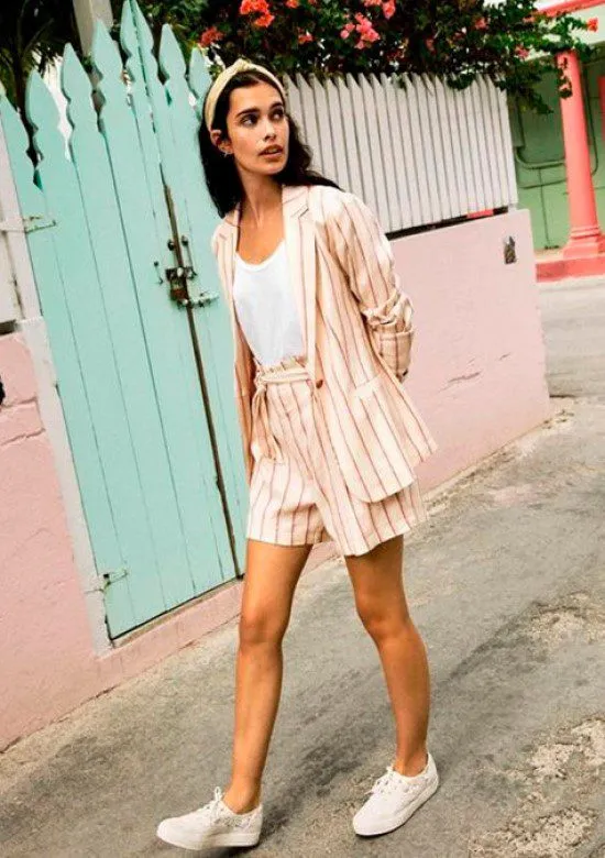 Look casual com tiara.