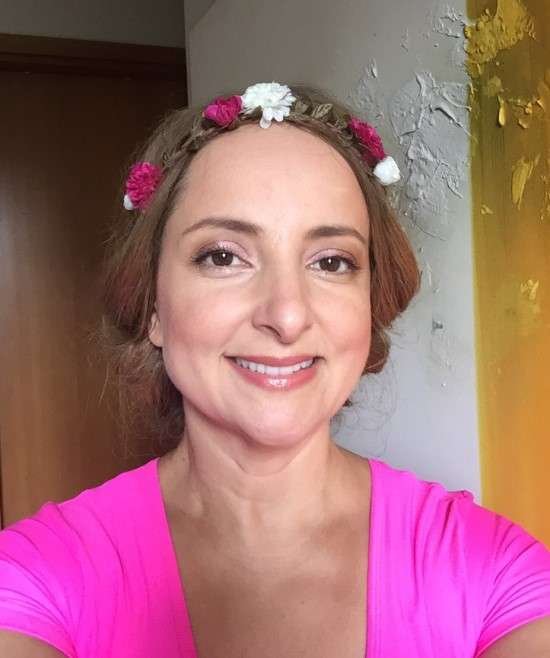 Look com tiara de flores.