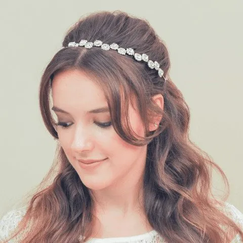 Tiara nos cabelos.