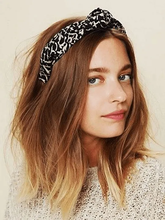 Tiara em looks casuais
