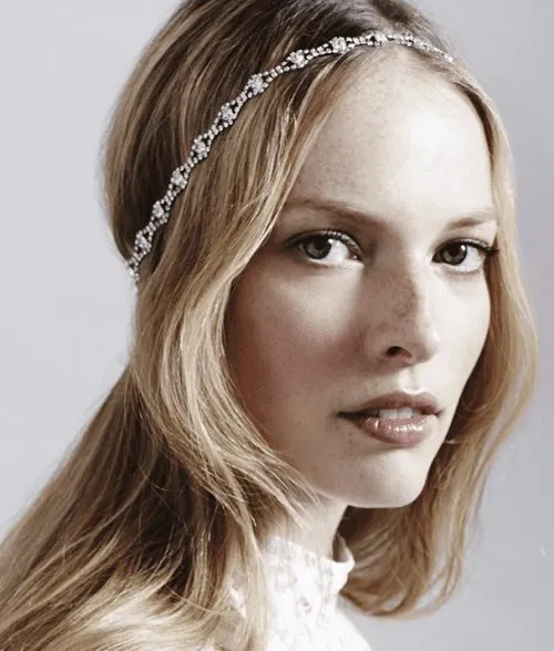 Cabelo com tiara.