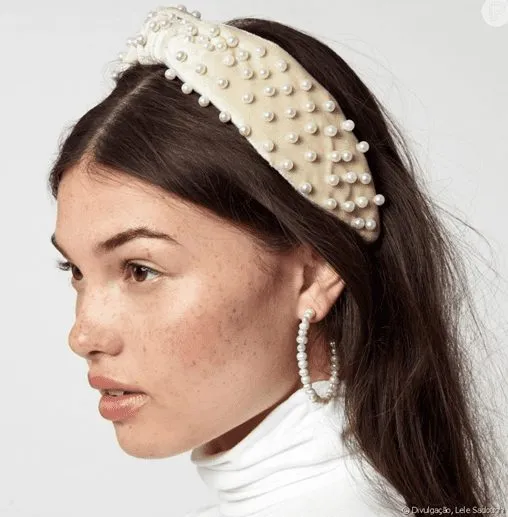 Como usar tiara de pérolas no cabelo.