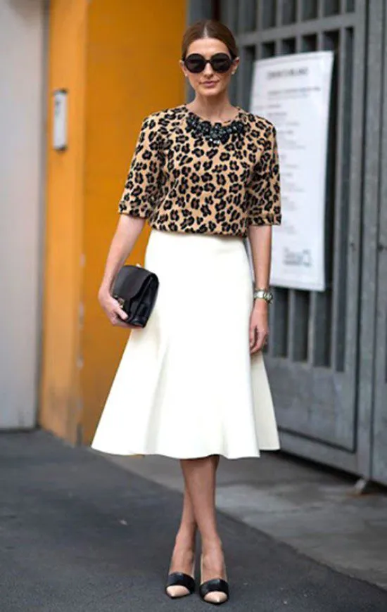 Blusa de animal print com saia midi branca.