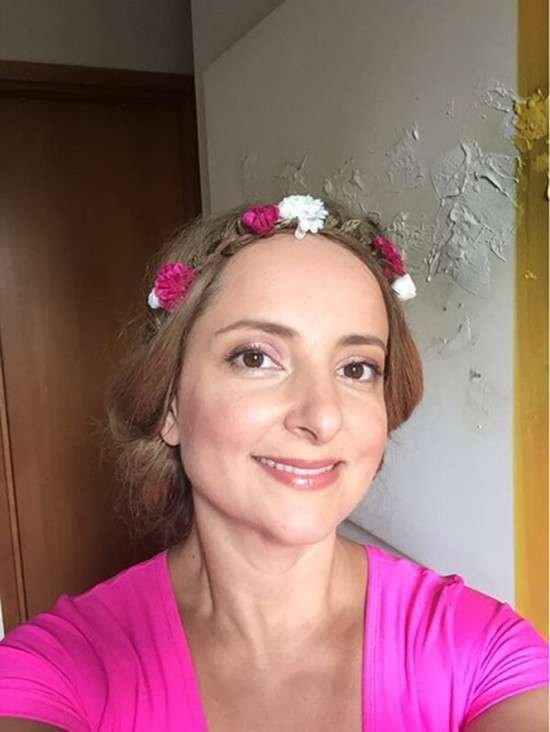 Penteado com acessorios de cabelo tiara de flores pequenas.