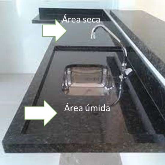 Cozinha planejada área seca e área úmida da bancada.