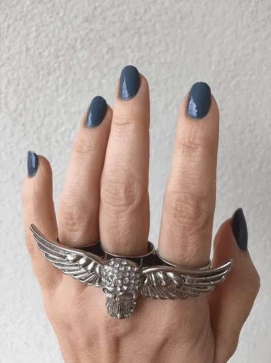 Esmalte cinza.
