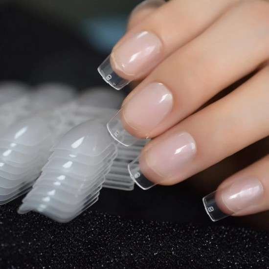 Unhas transparentes.