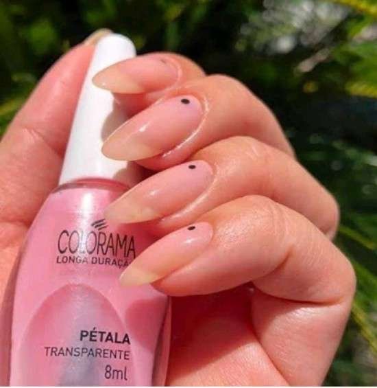 Unhas transparentes naturais.