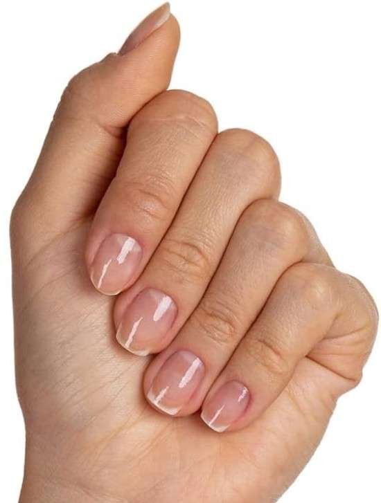 Unhas transparentes naturais.