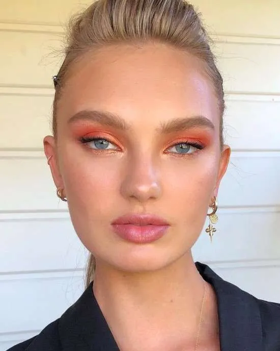 Make com sombra coral cintilante.