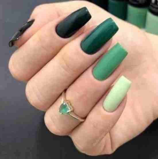 Unhas degradê em tons de verde.