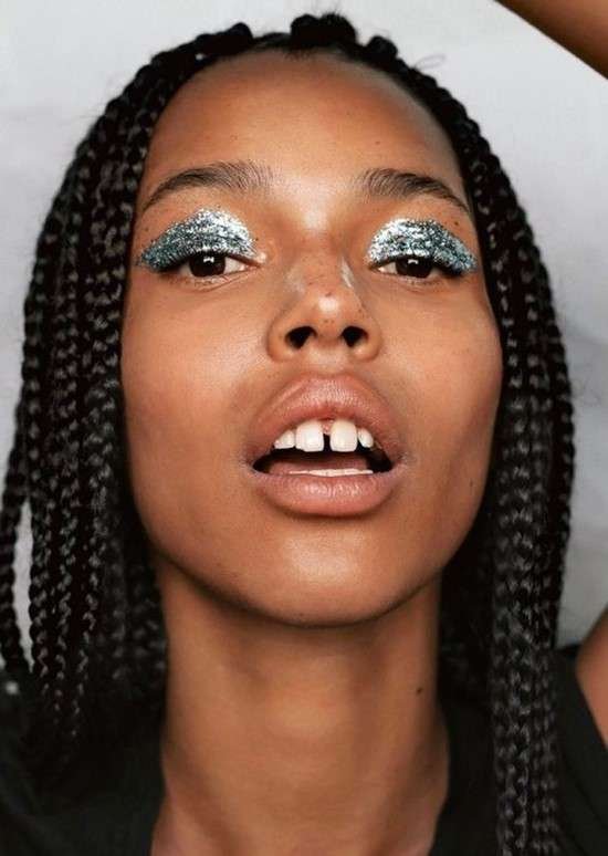 Maquiagem simples com glitter para Carnaval.